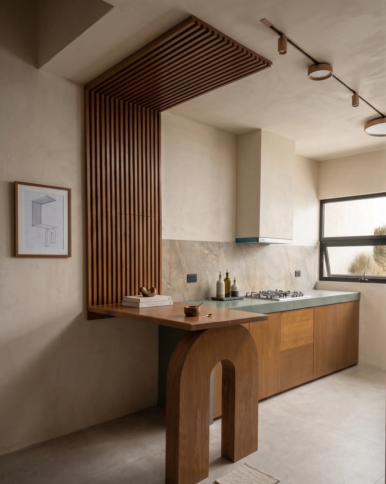 Cocina con celosía de listones y barra de arco en madera maciza, fabricada a la medida